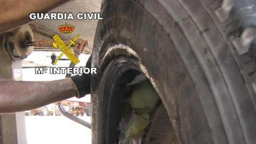Imagen de la rueda, en la que se escondía parte del cargamento.