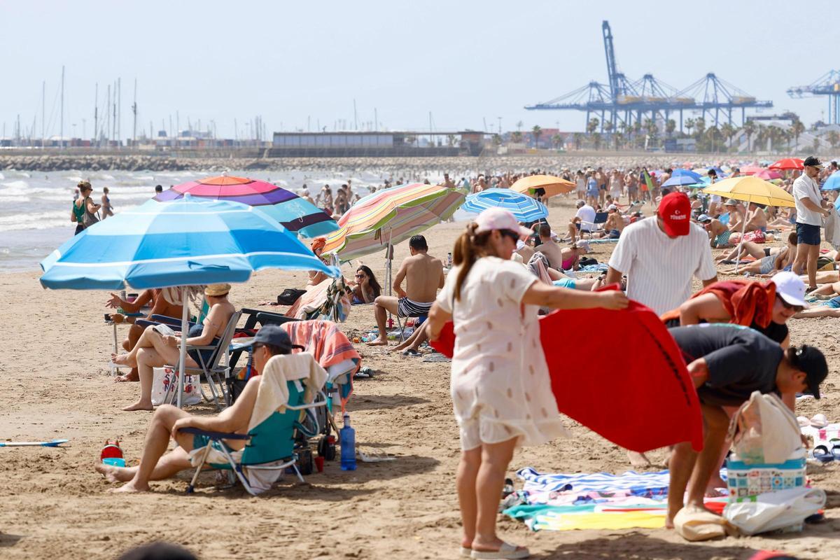 Las playas de València se llenan ante las altas temperaturas