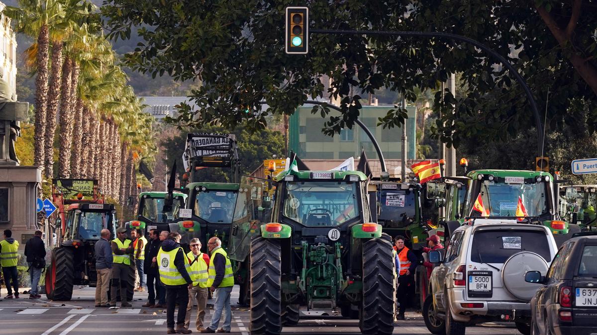 Cientos de agricultores y ganaderos cortan las principales calles de acceso a la capital malagueña. A 6 de febrero de 2024, en Málaga, (Andalucía, España).