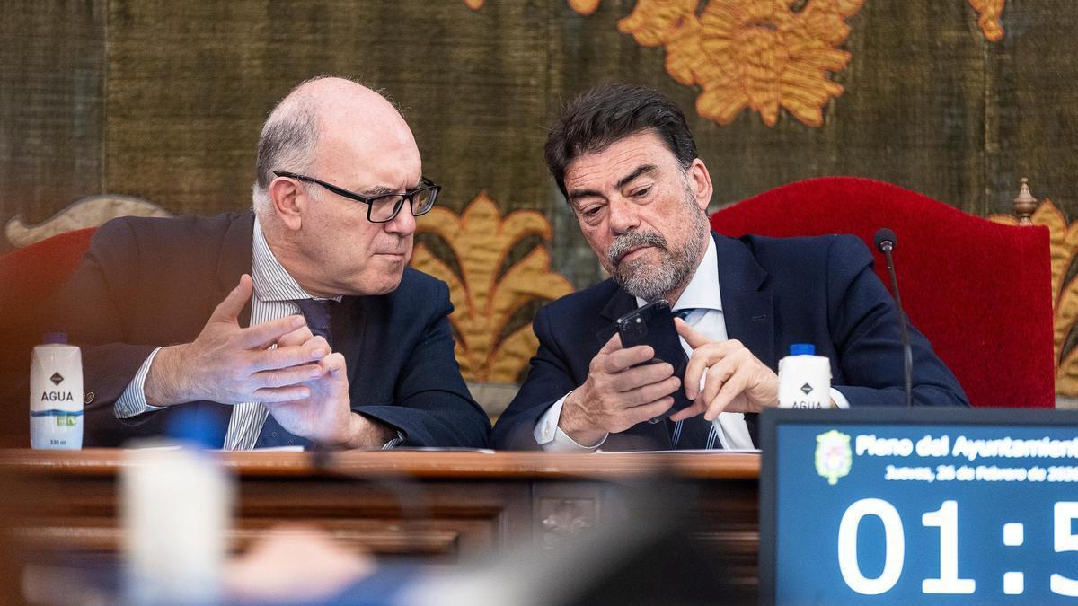 Primeras comparecencias en la comisión de Les Naus: del tripartito a técnicos municipales en Alicante
