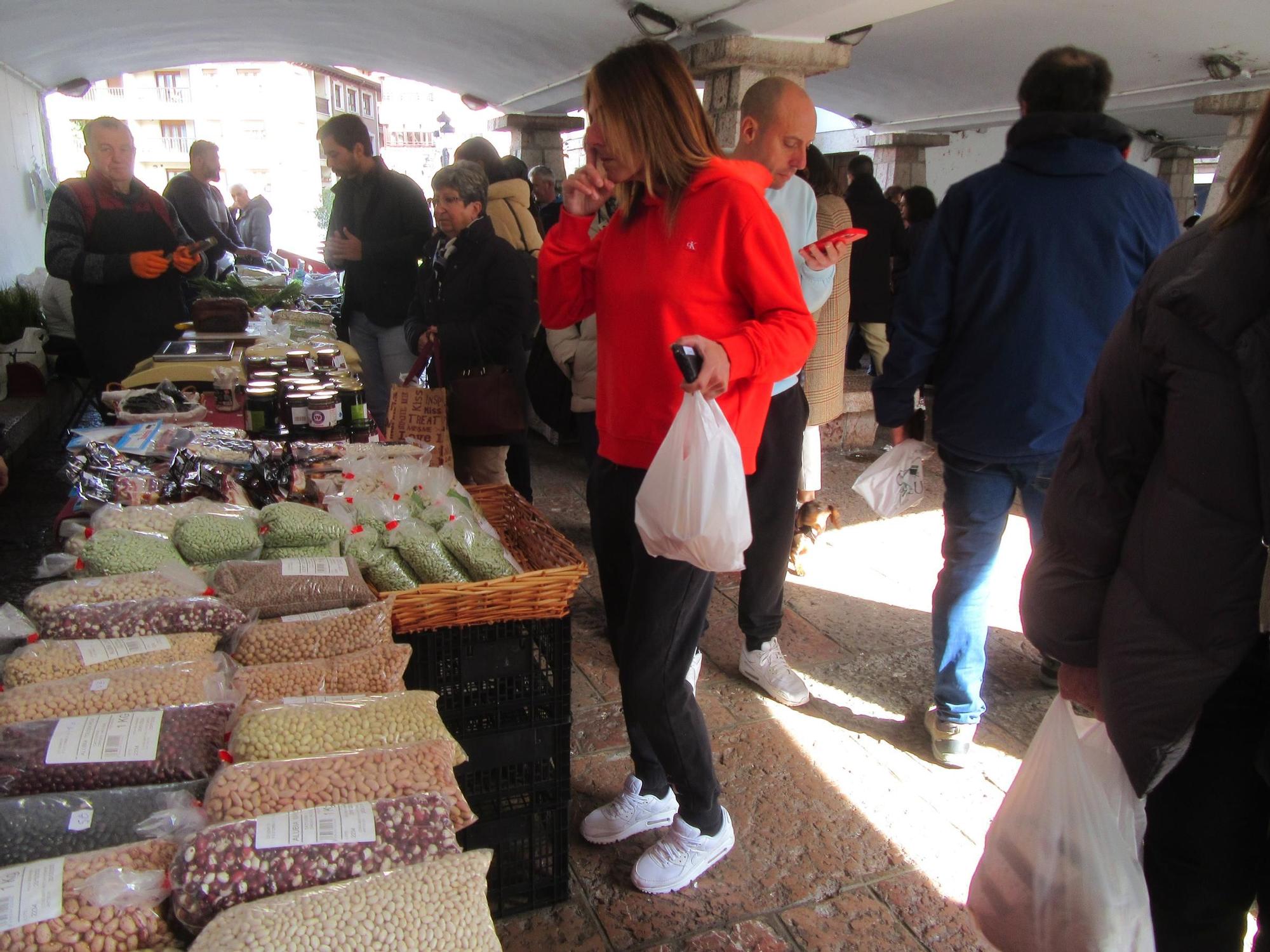 El mercado semanal de Cangas de Onís, a rebosar