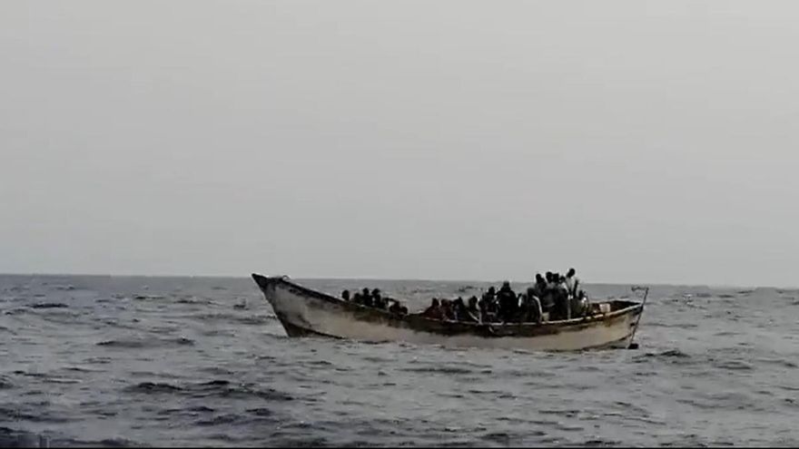 A canoe with 30 people arrives on its own to the south of Tenerife