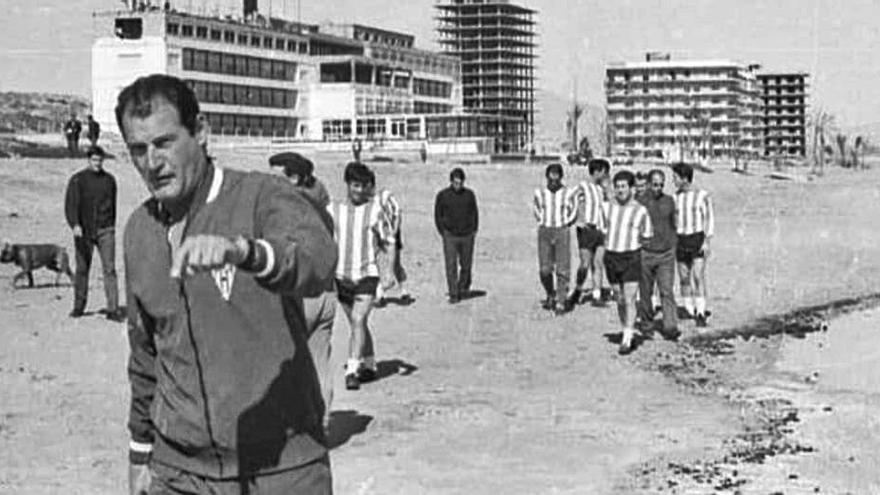 El equipo de fútbol del Betis se hospedó en el hotel y entrenó  en la playa 