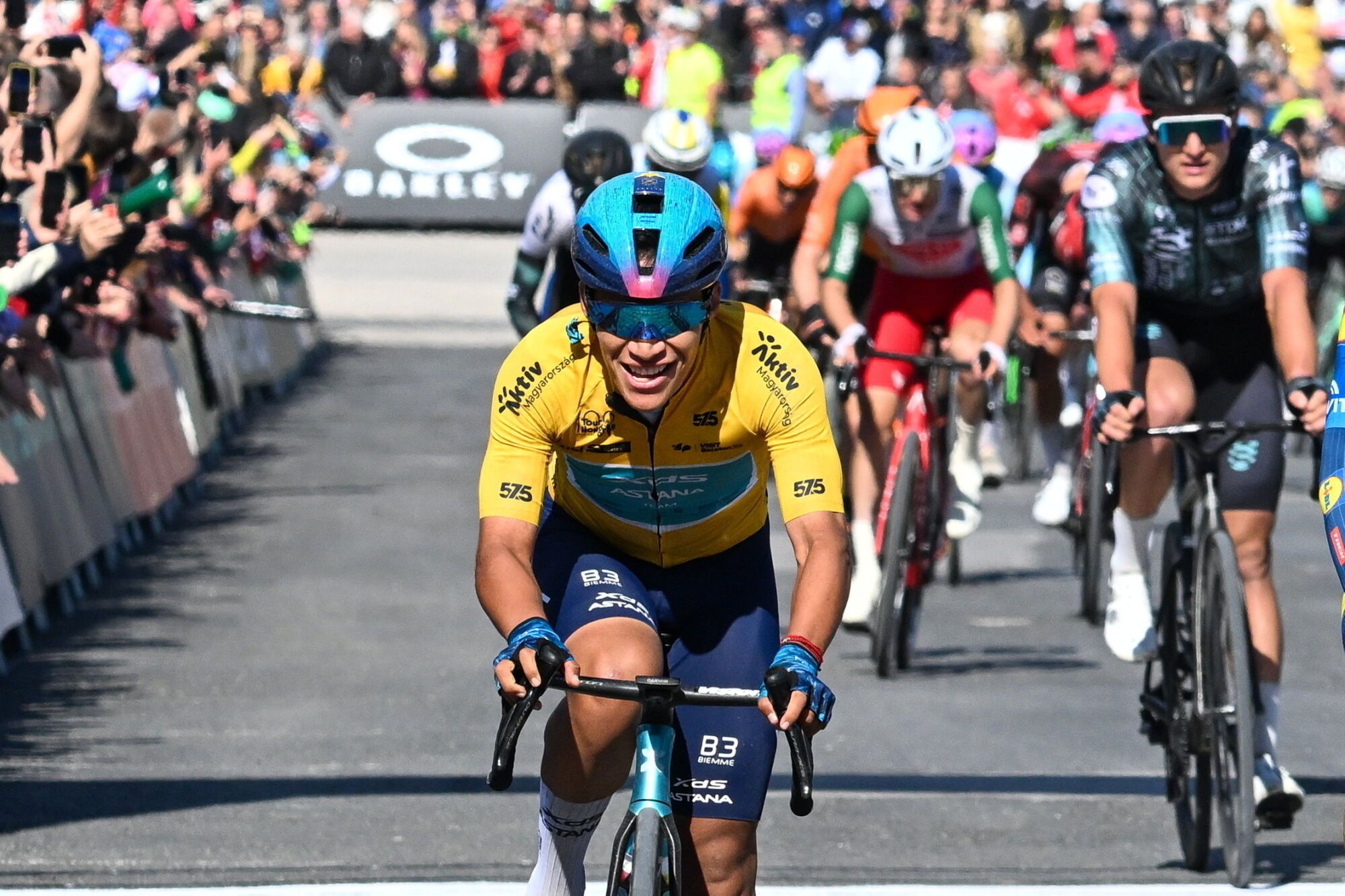Esztergom (Hungary), 18/05/2025.- Overall winner Ecuadorian rider Harold Martin Lopez of Team XDS Astana (L) approaches the finish line during the fifth and final stage of the 46th Tour de Hongrie cycling race over 169.5km from Etyek to Esztergom, Hungary, 18 May 2025. (Ciclismo, Hungría) EFE/EPA/Tibor Illyes HUNGARY OUT. HUNGARY OUT