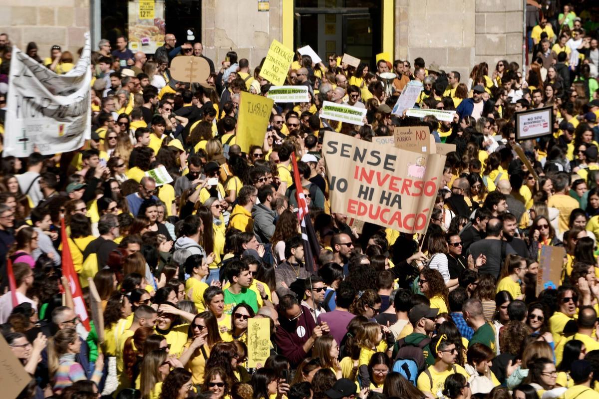 Docentes en huelga se manifiestan en la plaza de Sant Jaume de Barcelona, el 16 de marzo de 2026. Docentes en huelga se manifiestan en la plaza de Sant Jaume de Barcelona, el 16 de marzo de 2026.