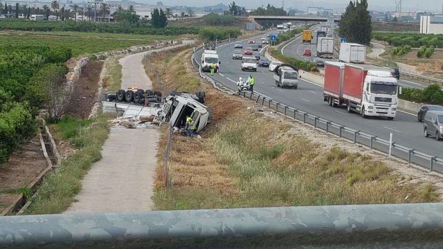 El camión ha protagonizado una aparatosa caída.