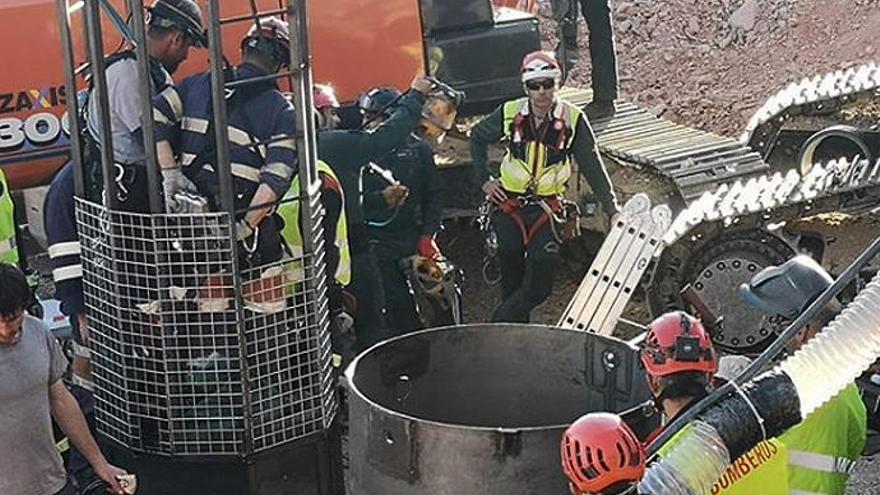 Los mineros, preparados para entrar en el pozo.