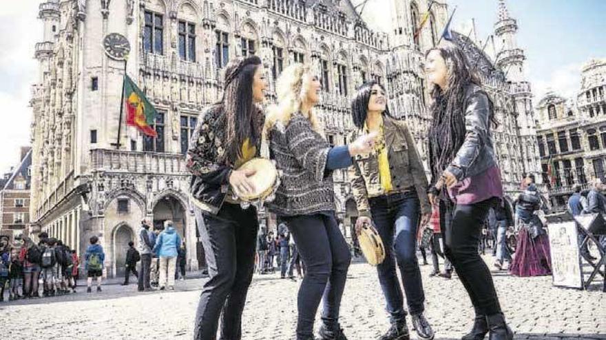 Na imaxe vemos ás catro compoñentes de Ialma cantando e tocando a pandeireta nunha praza de Bruxelas.