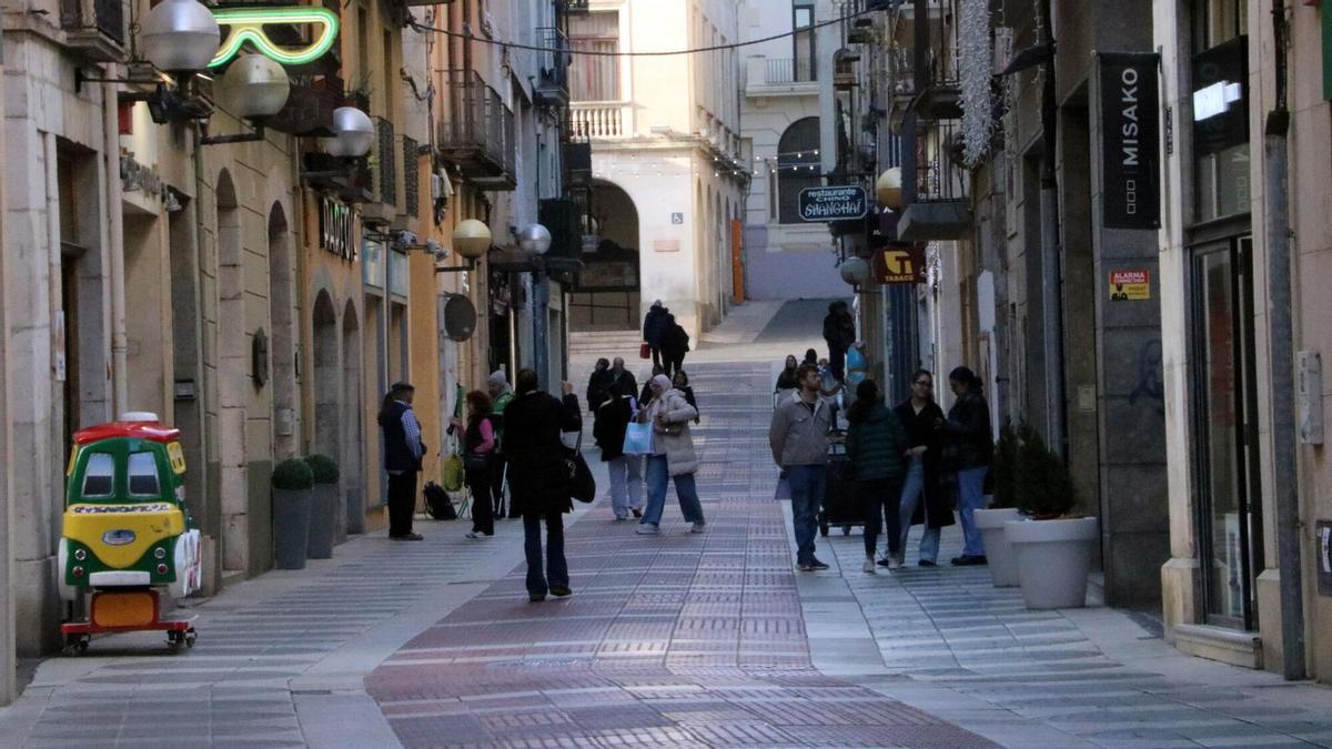 El carrer Peralada, un dels principals eixos comercials de Figueres