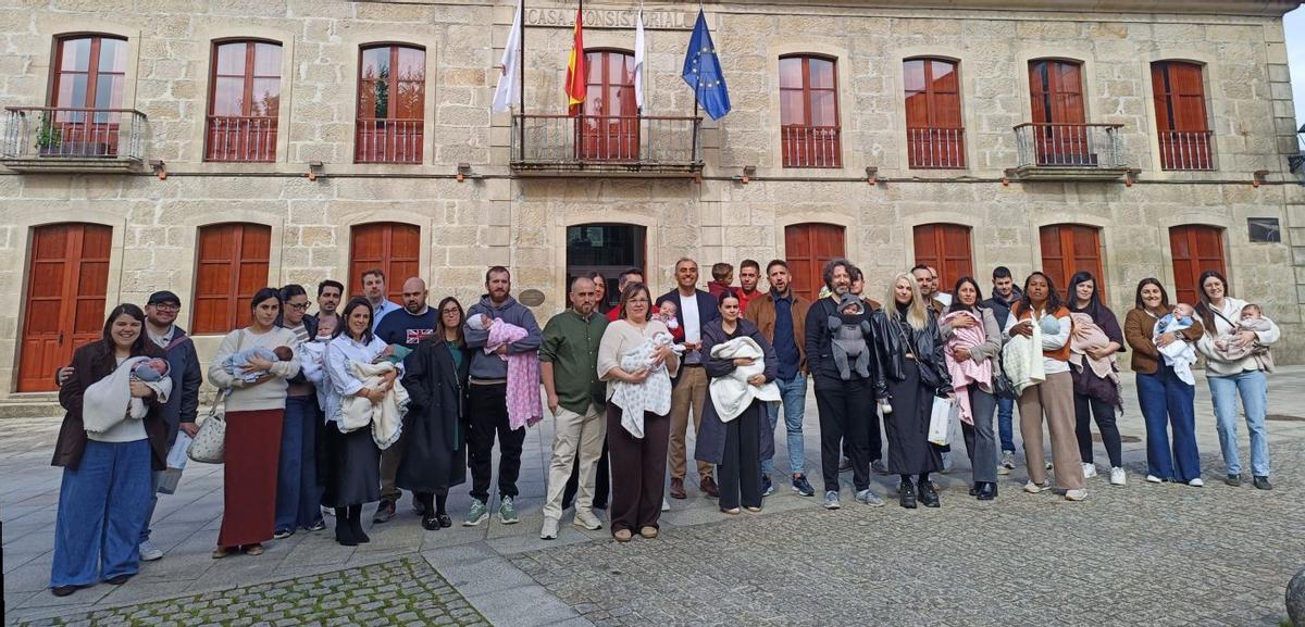 Las familias junto al alcalde. | FDV