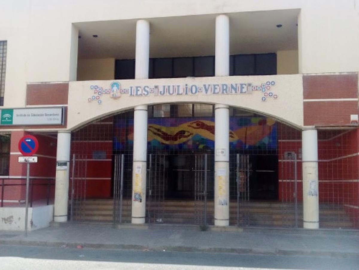 Entrada del IES Julio Verne.