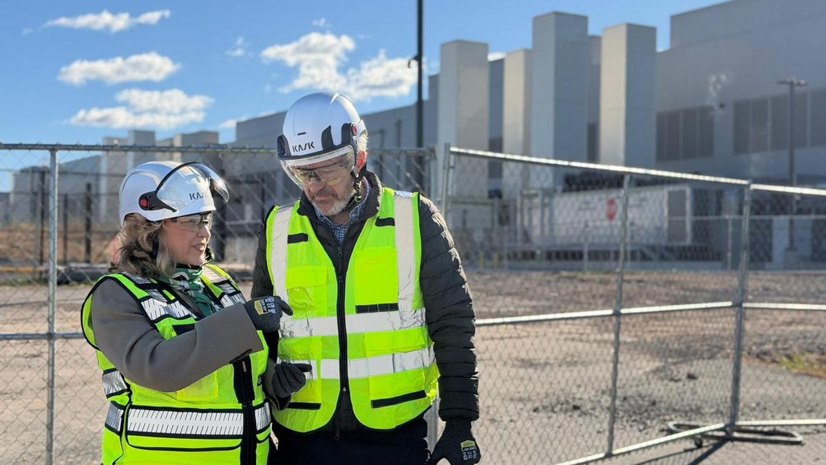 Rosa Bolea junto a Jorge Azcón durante una visita a un centro de datos en Virginia.