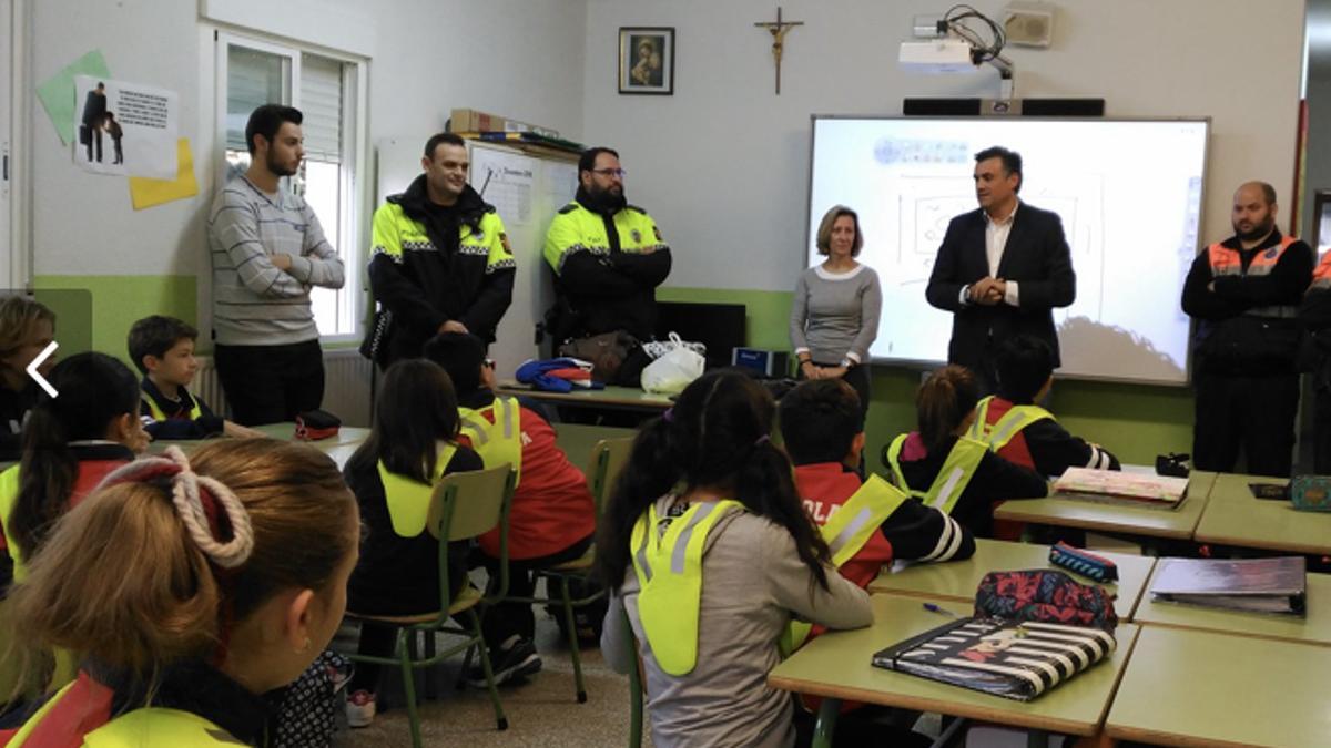 El alcalde inaugura una de las sesiones impartidas por los agentes de la policía local.