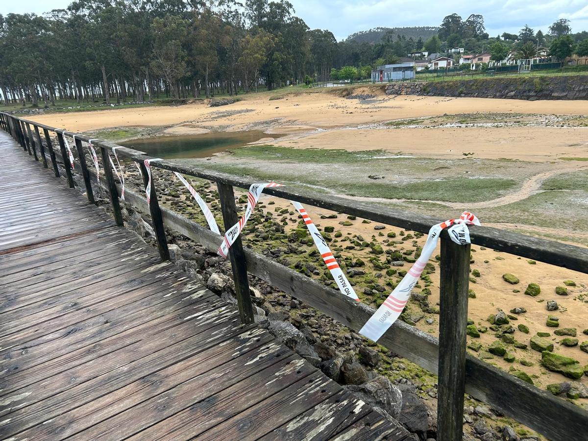 El PP denuncia el abandono de la senda del parque playa de Rodiles, en imágenes