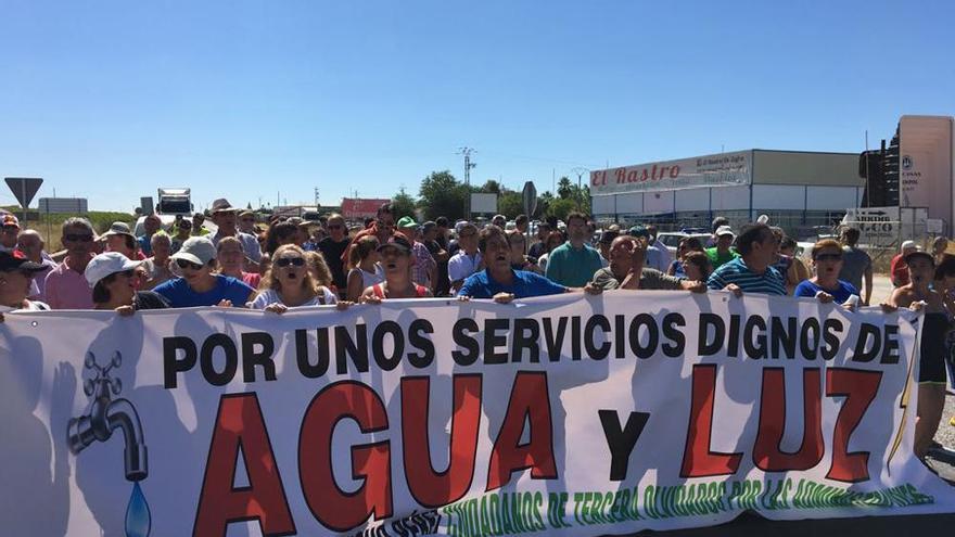 Vecinos de Puebla de Sancho Pérez cortan la carretera N-432 por los problemas que sufren con el agua y la luz