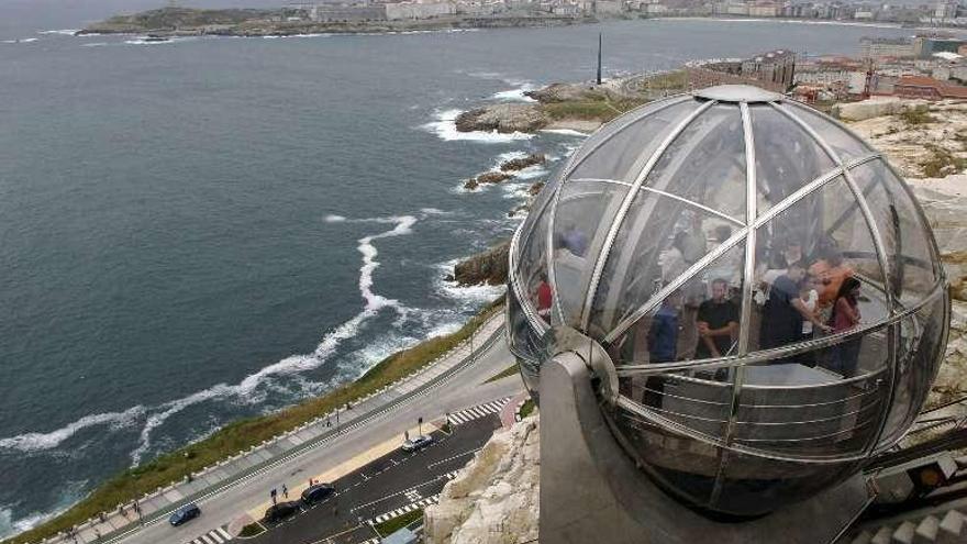 El ascensor de San Pedro, con la Torre de Hércules al fondo.