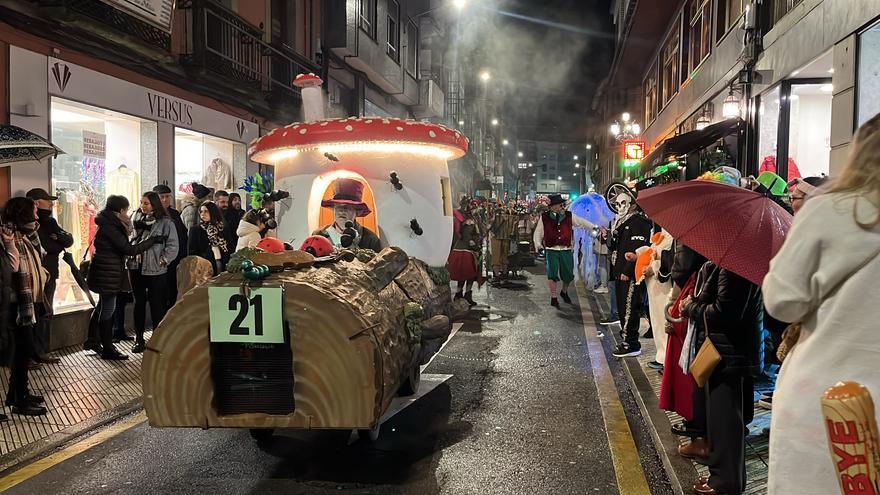 Exitoso Carnaval en Valdés: Luarca esquiva el temporal y saca a la calle un vistoso desfile con más de quinientos inscritos