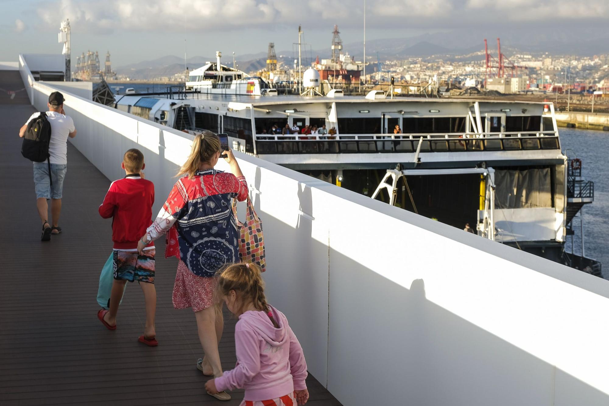 Viajeros interinsulares en el puerto de La Luz