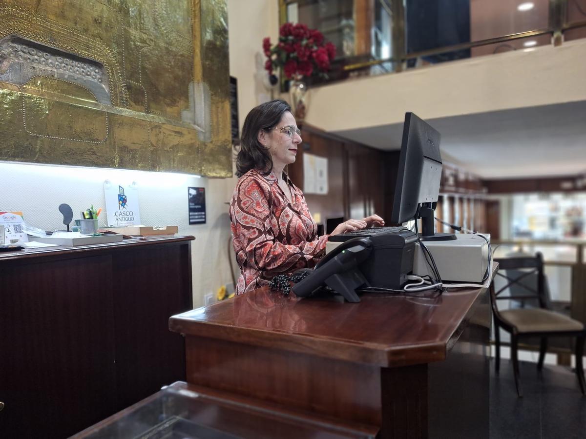 Cristina Castellano en la joyería.