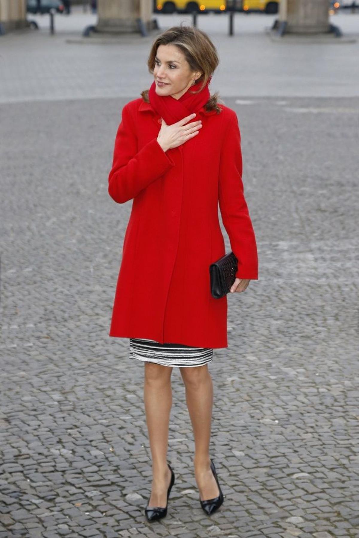Letizia Ortiz con abrigo rojo de Hugo Boss en Alemania