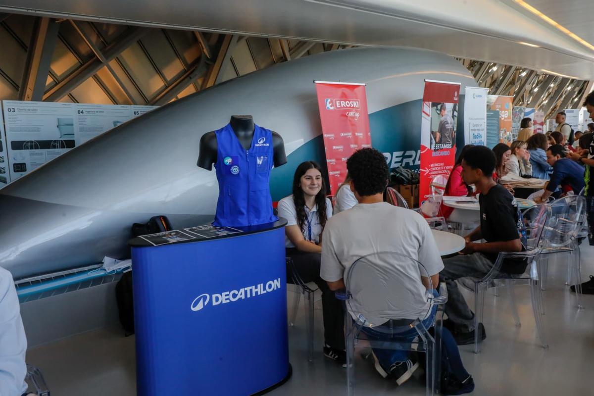Los asistentes han ido sentándose en las diferentes mesas donde esperaban las empresas.