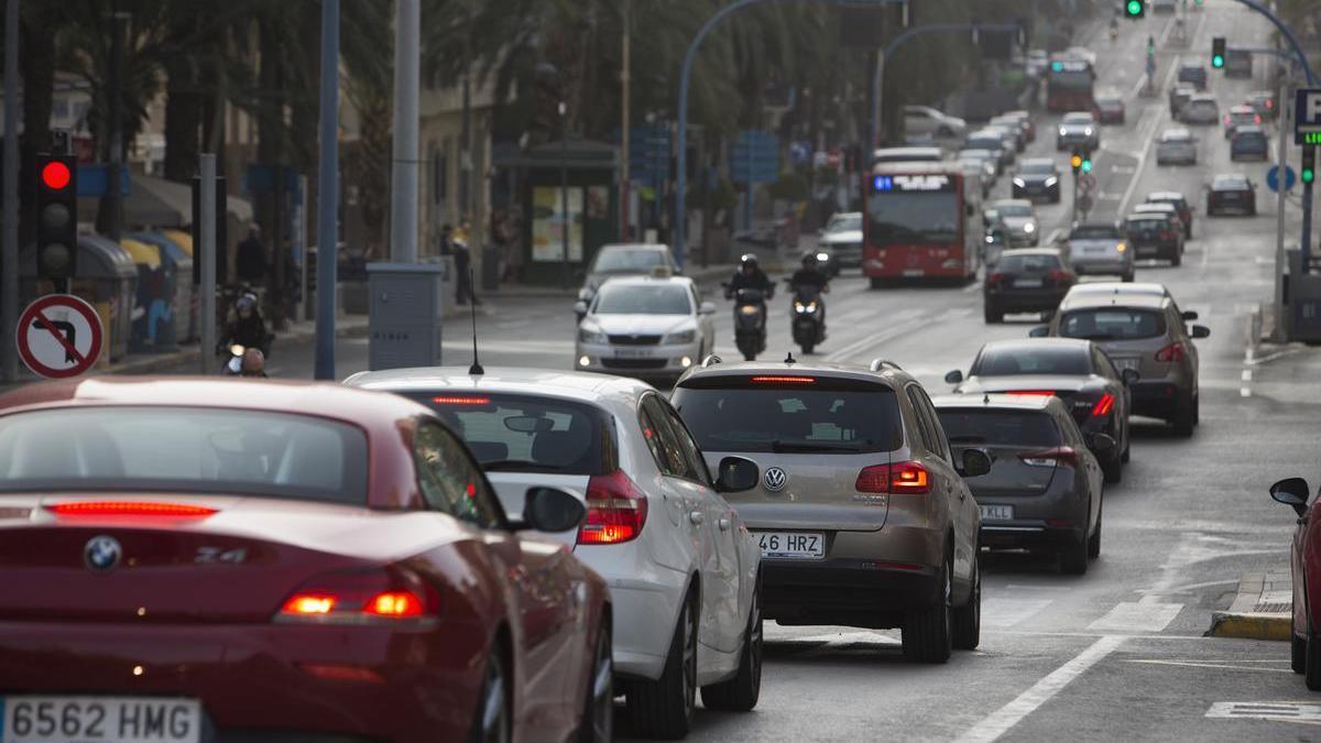 Vehículos por Alfonso el Sabio, que será una de las arterias del anillo interno de la zona de bajas emisiones de Alicante