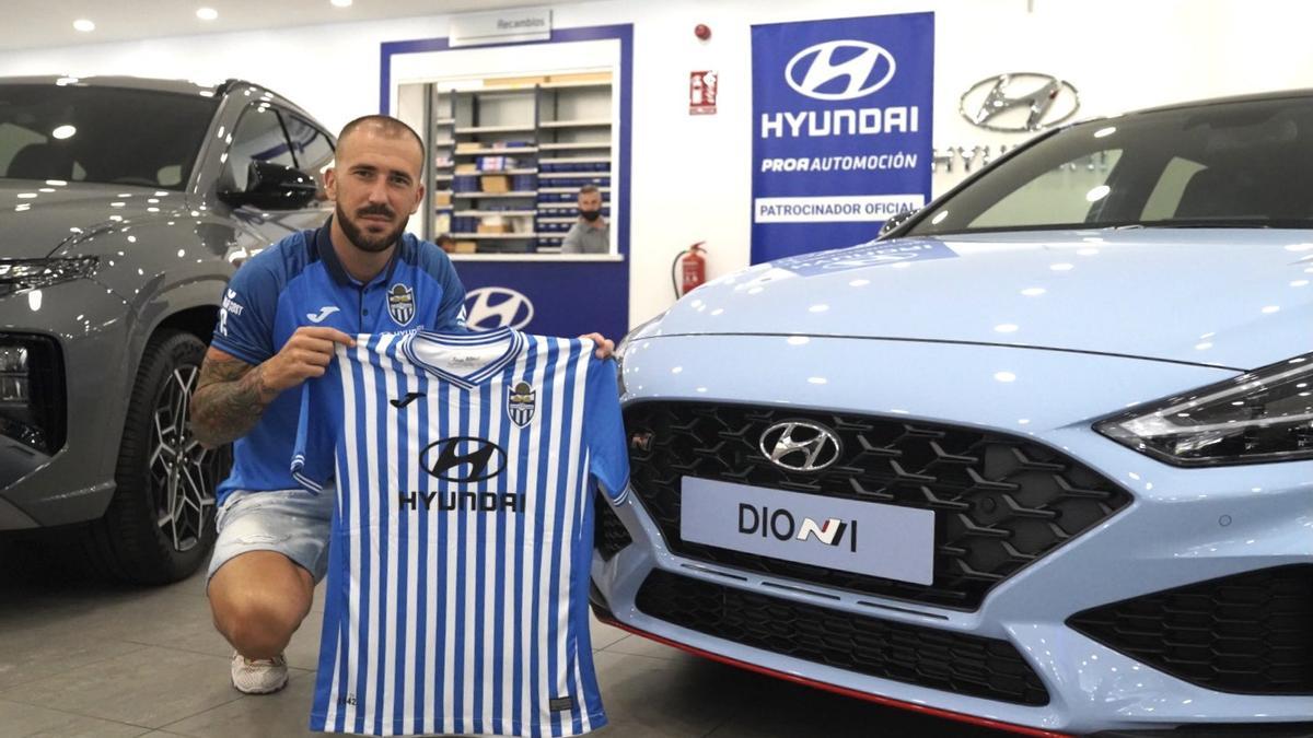 Dioni posa con la camiseta del Atlético Baleares en su acto de presentación.