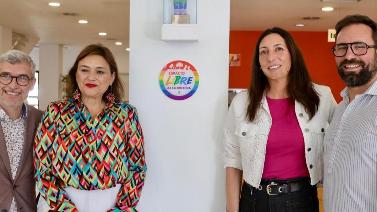 Placa con el distintivo ‘Espacio libre de LGTBIfobia’ en el Ayuntamiento de Torremolinos.