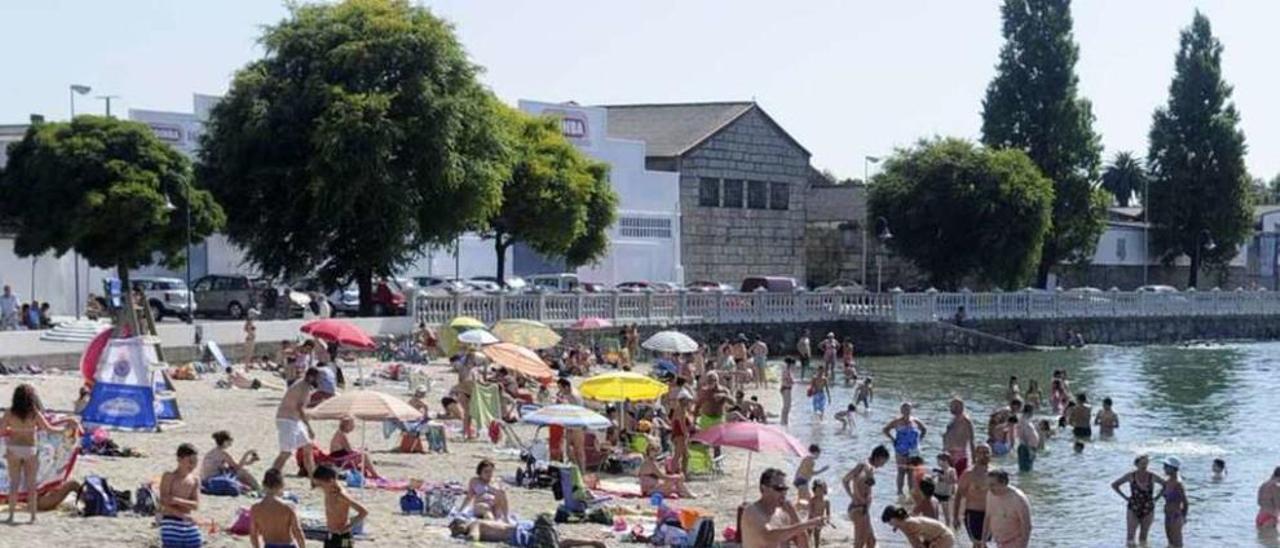 La playa de O Preguntoiro, en Vilaxoán (Vilagarcía), este verano. // Noé Parga