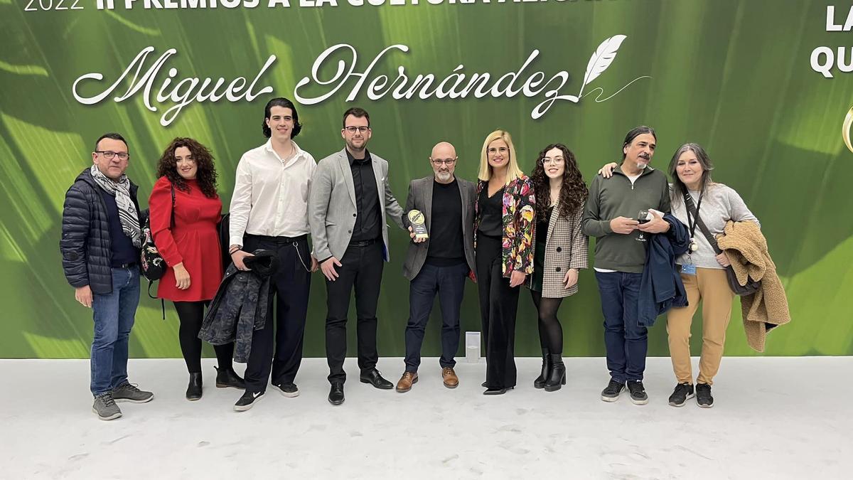 Pepe Payá, el director del Festival Internacional de Guitarra José Tomás-Villa de Petrer, entre el concejal Fernando Portillo y la alcaldesa Irene Navarro tras recoger el galardón.