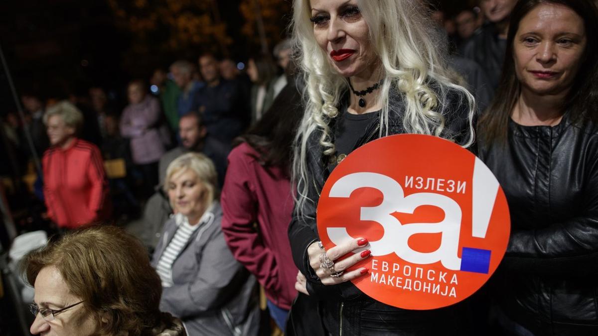 Manifestantes sostienen pancartas que dicen &quot;Sí a la Macedonia europea&quot; durante una concentración en apoyo al próximo referéndum.