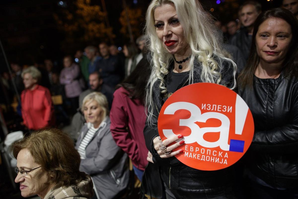 VXH23. TETOVO (MACEDONIA), 27/09/2018.- Manifestantes sostienen pancartas que dicen Sí a la Macedonia europea durante una concentración en apoyo al próximo referéndum del próximo 30 de septiembre sobre el acuerdo alcanzado con Grecia para cambiar el nombre del país, en la ciudad de Tetovo (Macedonia) hoy, jueves 27 de septiembre de 2018. EFE/VALDRIN XHEMAJ