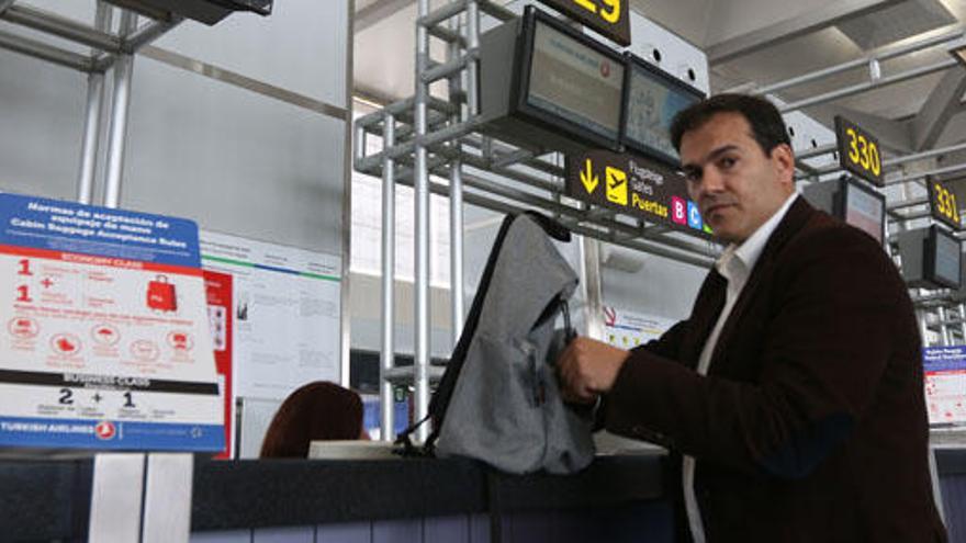 Vicente Casado, en el Aeropuerto Pablo Ruiz Picasso antes de partir hacia Turquía.