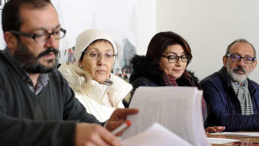 La docente, segunda por la izquierda, flanqueada por representantes de la CIG. // Bernabé/Javier Lalín