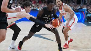 Schroder trata de escaparse de Osman y Larkin, este domingo en la final del Eurobasket. 