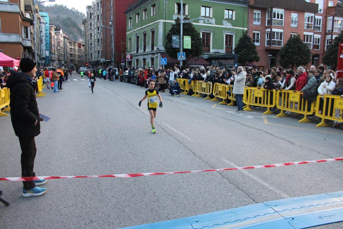 Todas las imágenes de la "San Silvestre" de Mieres: desde los más pequeños hasta los mayores, y con el "Grinch" siempre atento