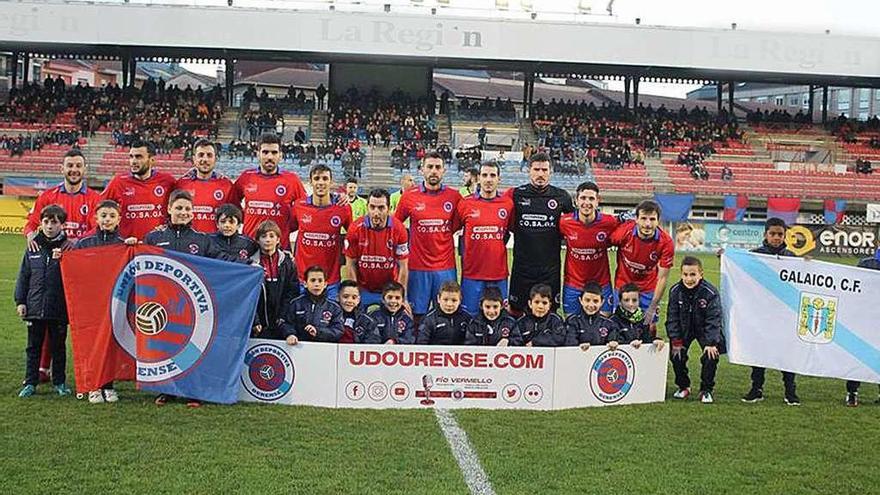 La última formación de la Unión Deportiva Ourense, junto a uno de los equipos base. // Yedra Seara