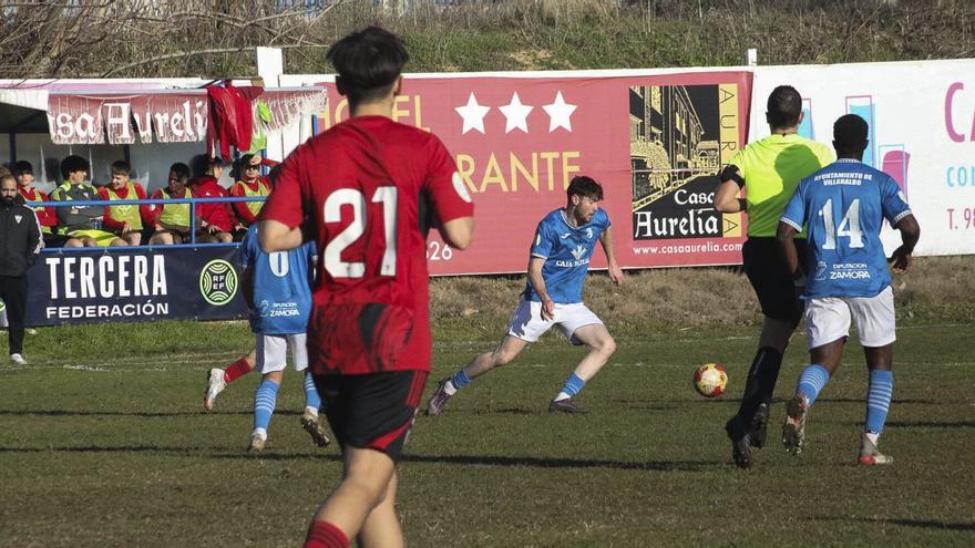 Un jugador del CD Villaralbo trata de iniciar una jugada de ataque frente al CD Mirandés «B». | ALBA PRIETO