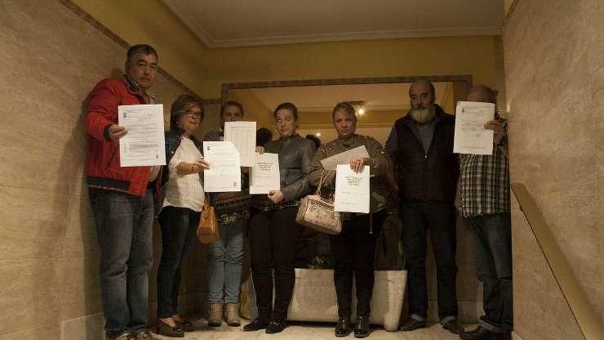 Varios de los vecinos que protestaron ayer en Lugones.