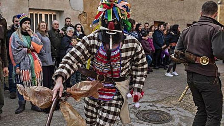 El Zangarrón de Sanzoles en plena actuación en las calles de la localidad.