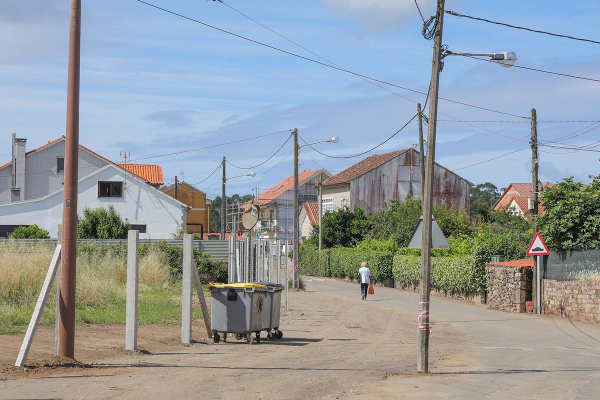 Poste del alumbrado situado dentro de la calzada.