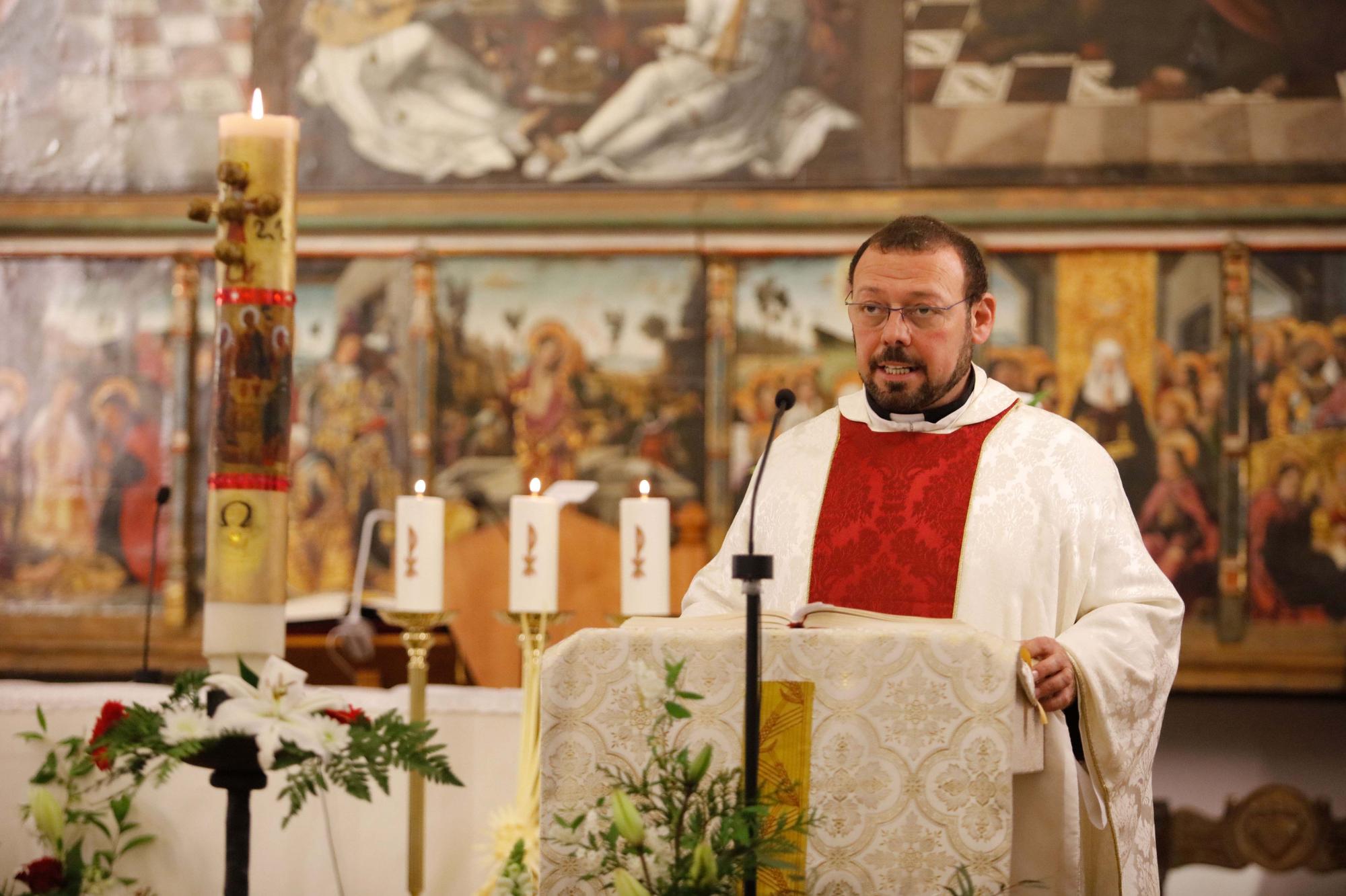 Vigilia pascual y bendición del fuego en Jesús