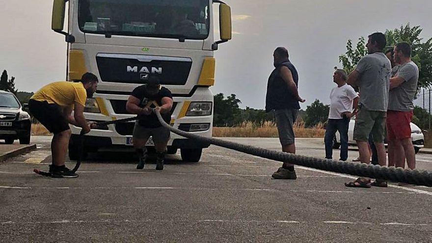 Sala, porter del Bàscara, estirant un camió