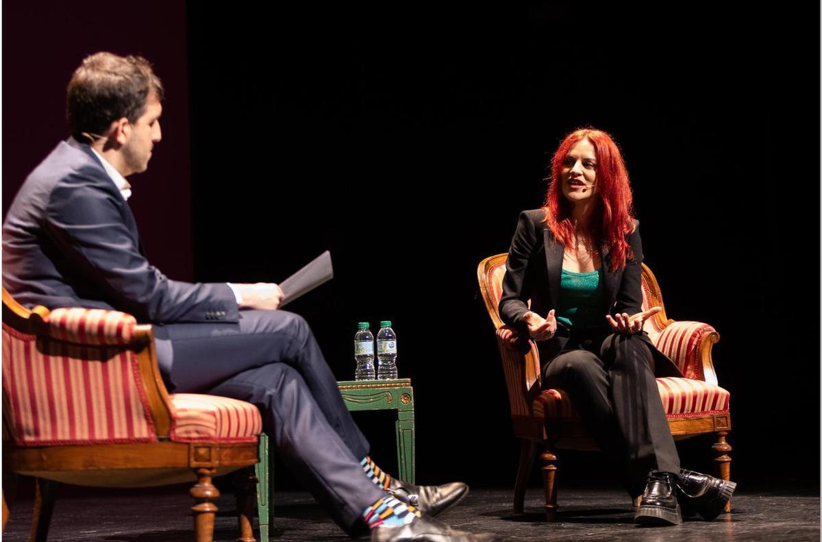 La astronauta Sara García conversa con el periodista Sergi Pitarch.
