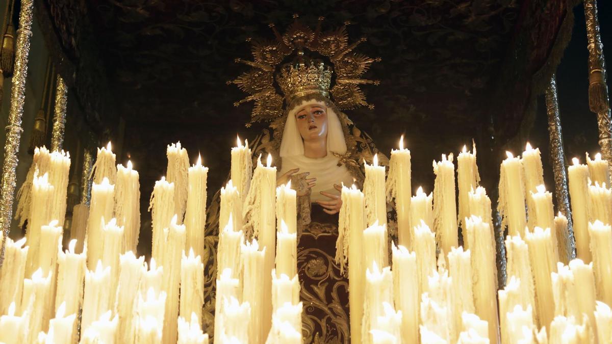 El palio del Calvario es el que tiene la candelería más amplia de la Semana Santa. / José Luis Montero