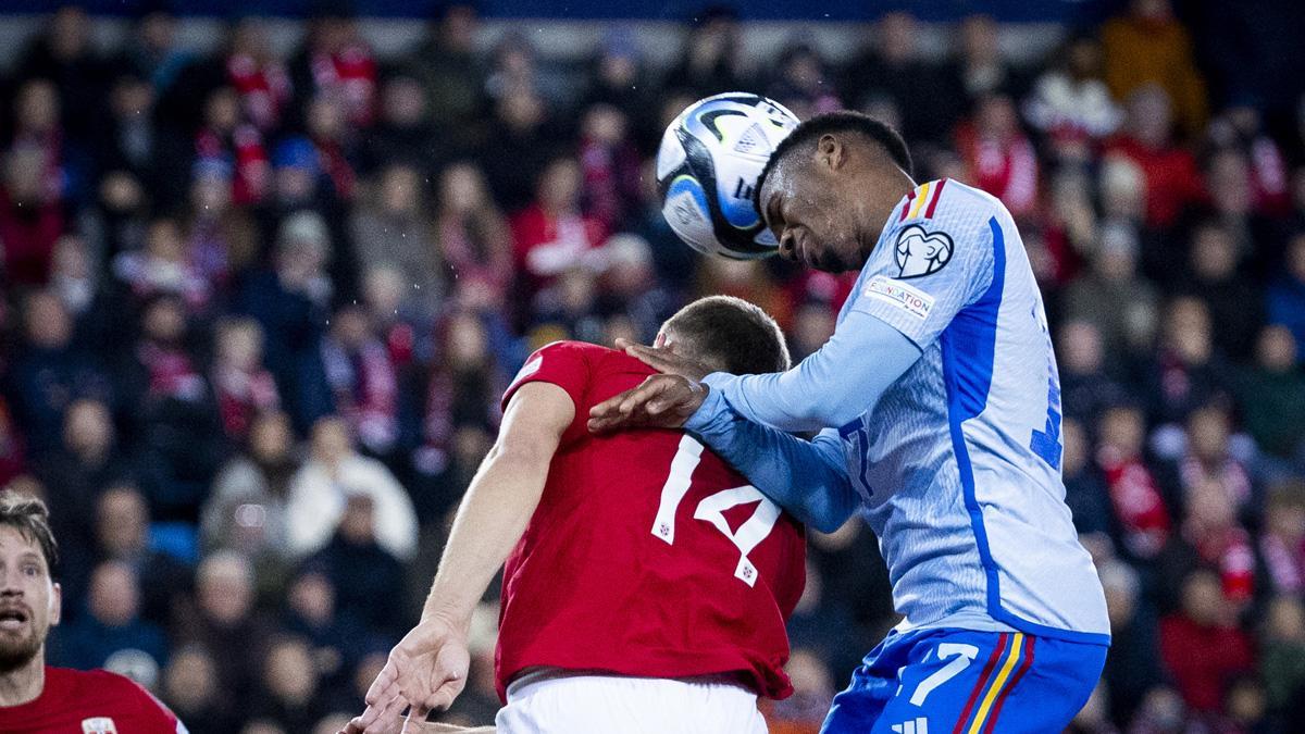 Ansu Fati, en una acción aérea con Ryerson