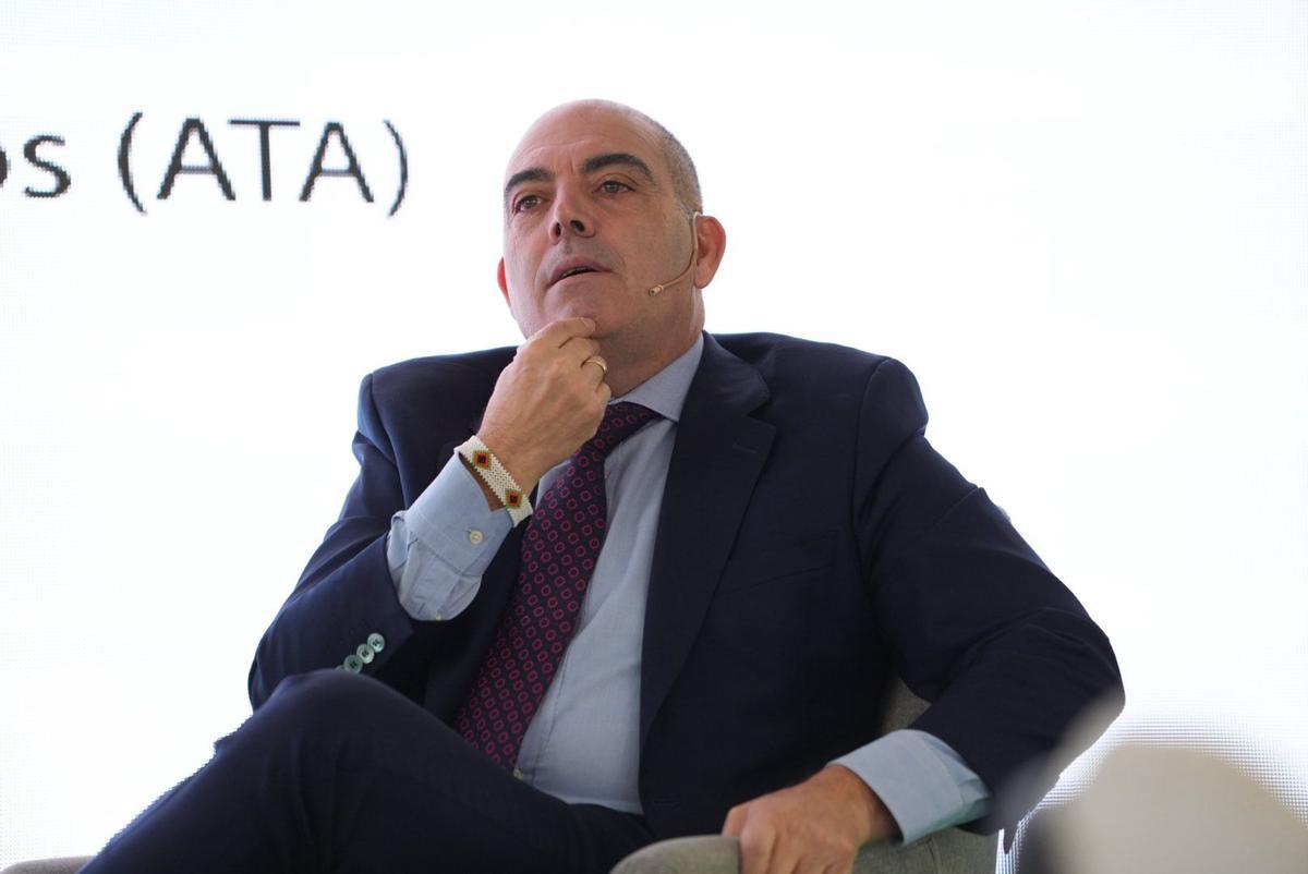 Lorenzo Amor, presidente de ATA, durante las preguntas de los asistentes.