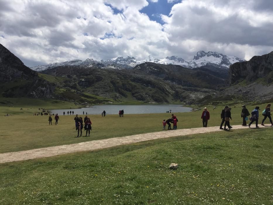 Turistas en los Lagos de Covadonga en el puente de mayo