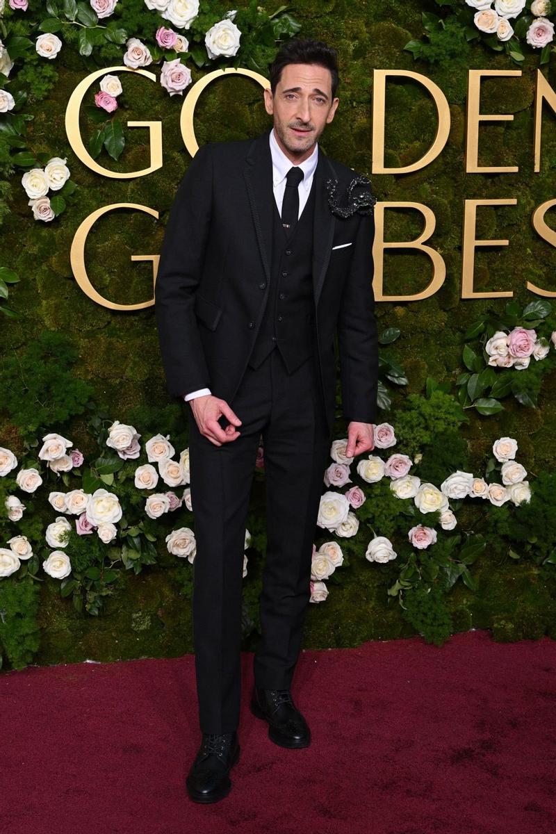 Adrien Brody optó por un look clásico pero con un detalle en el pecho para destacar