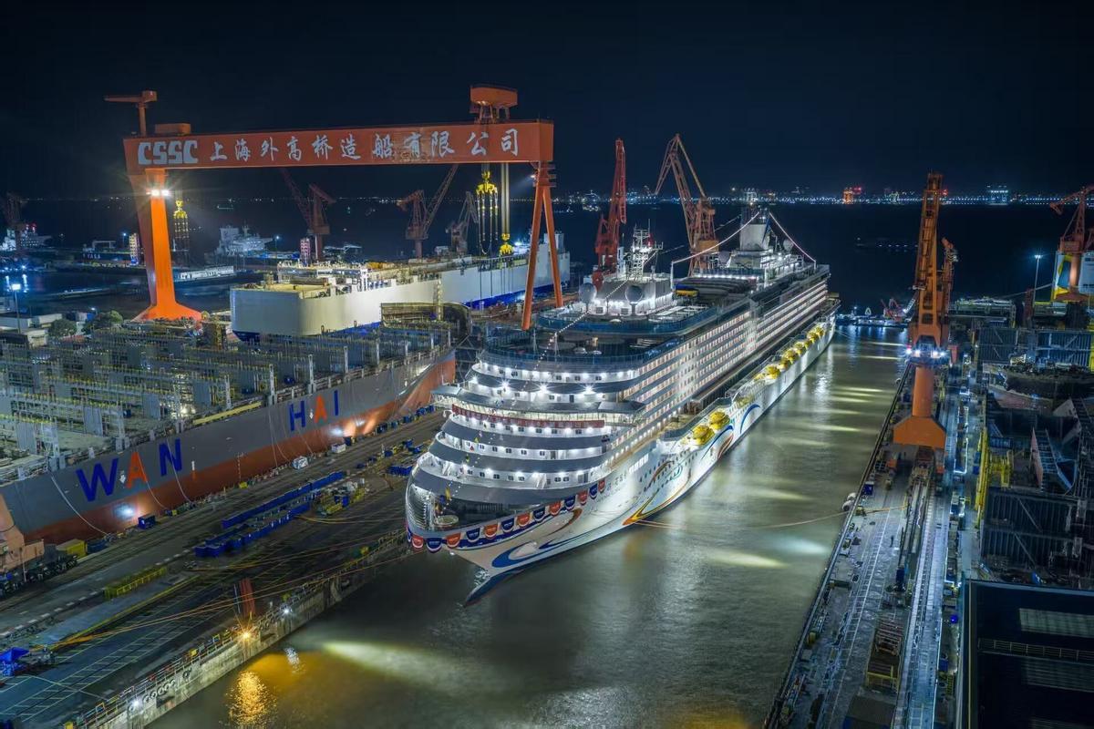 El «Adora Flora City», antes de tocar el agua en el astillero